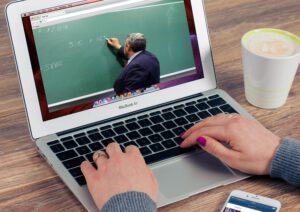 Nauka języka online - laptop i tablica